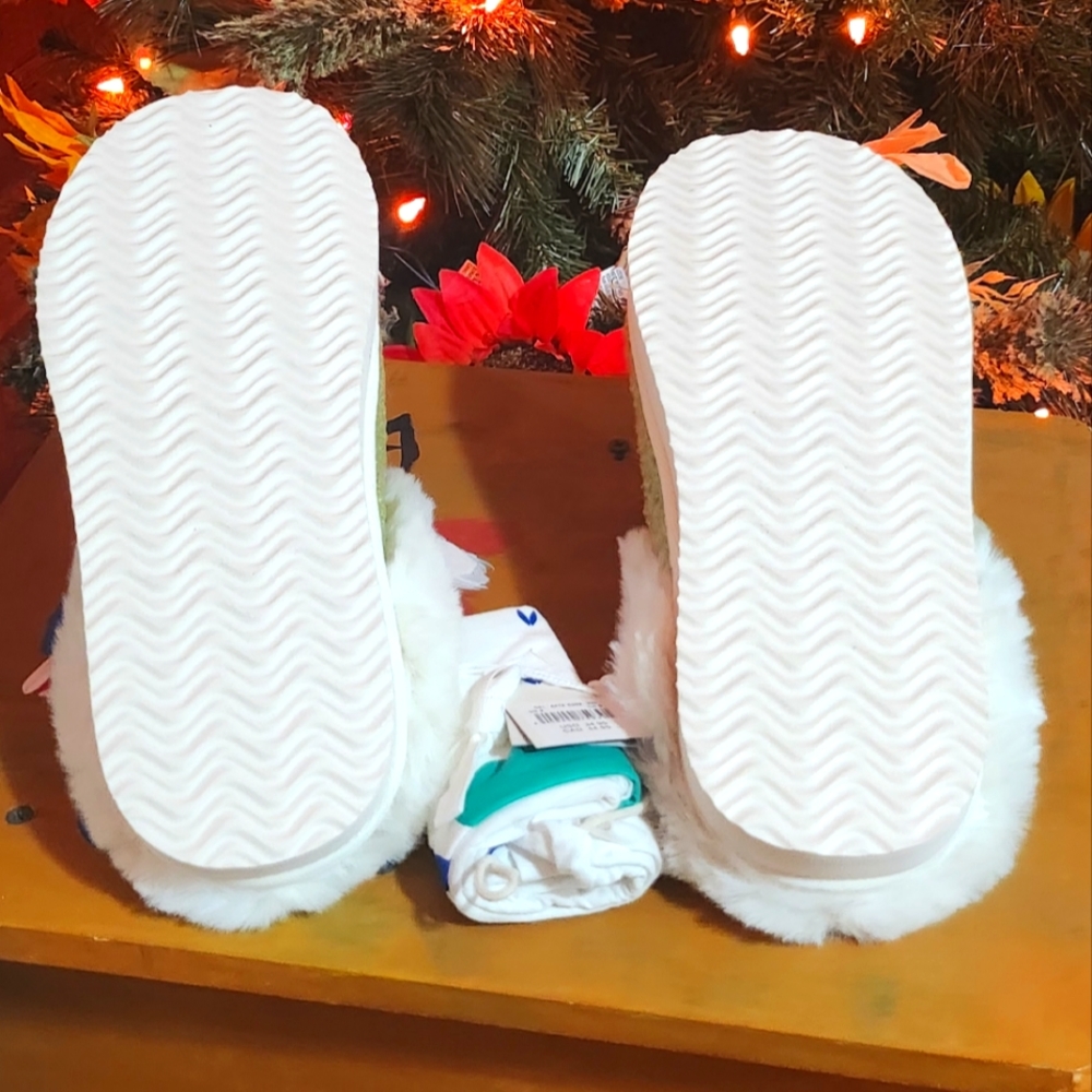 Cozy Green Grinch Slippers - Picture 3 of 8